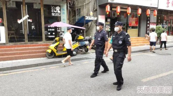 警察紫黑粗大好深用力小区居民自发组织夜间巡逻加强治安防范